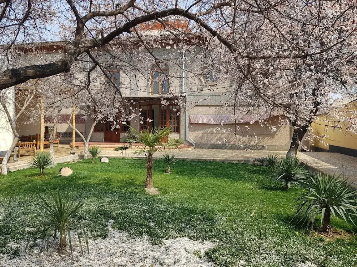 Пансион Ikathouse