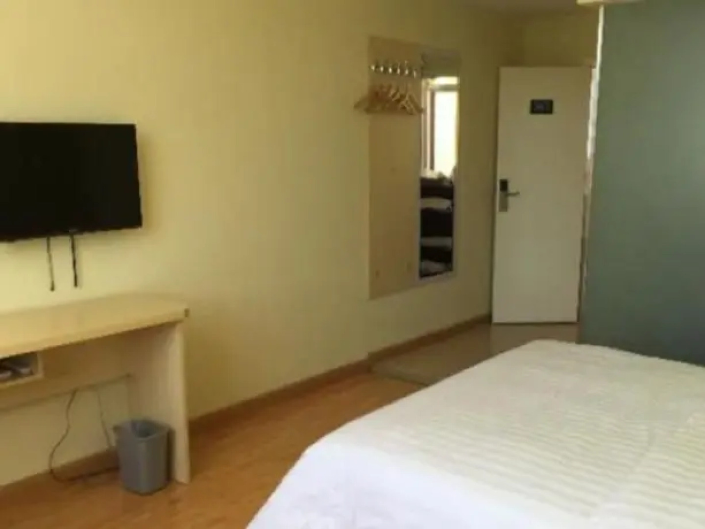 7 Days Inn Hami Baofeng Market