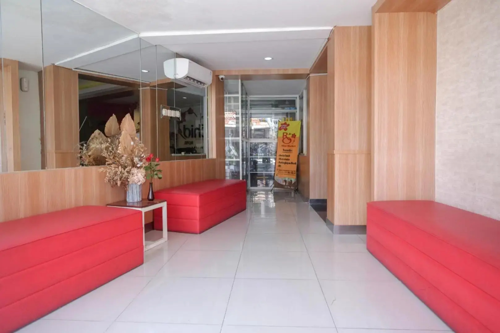 RedDoorz Plus near Ciputra Mall Simpang Lima