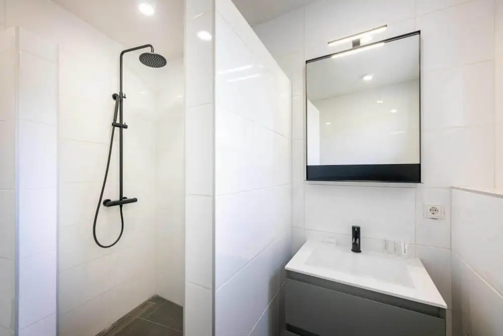 Modern Vibrant Villa With Terrace Private Pool