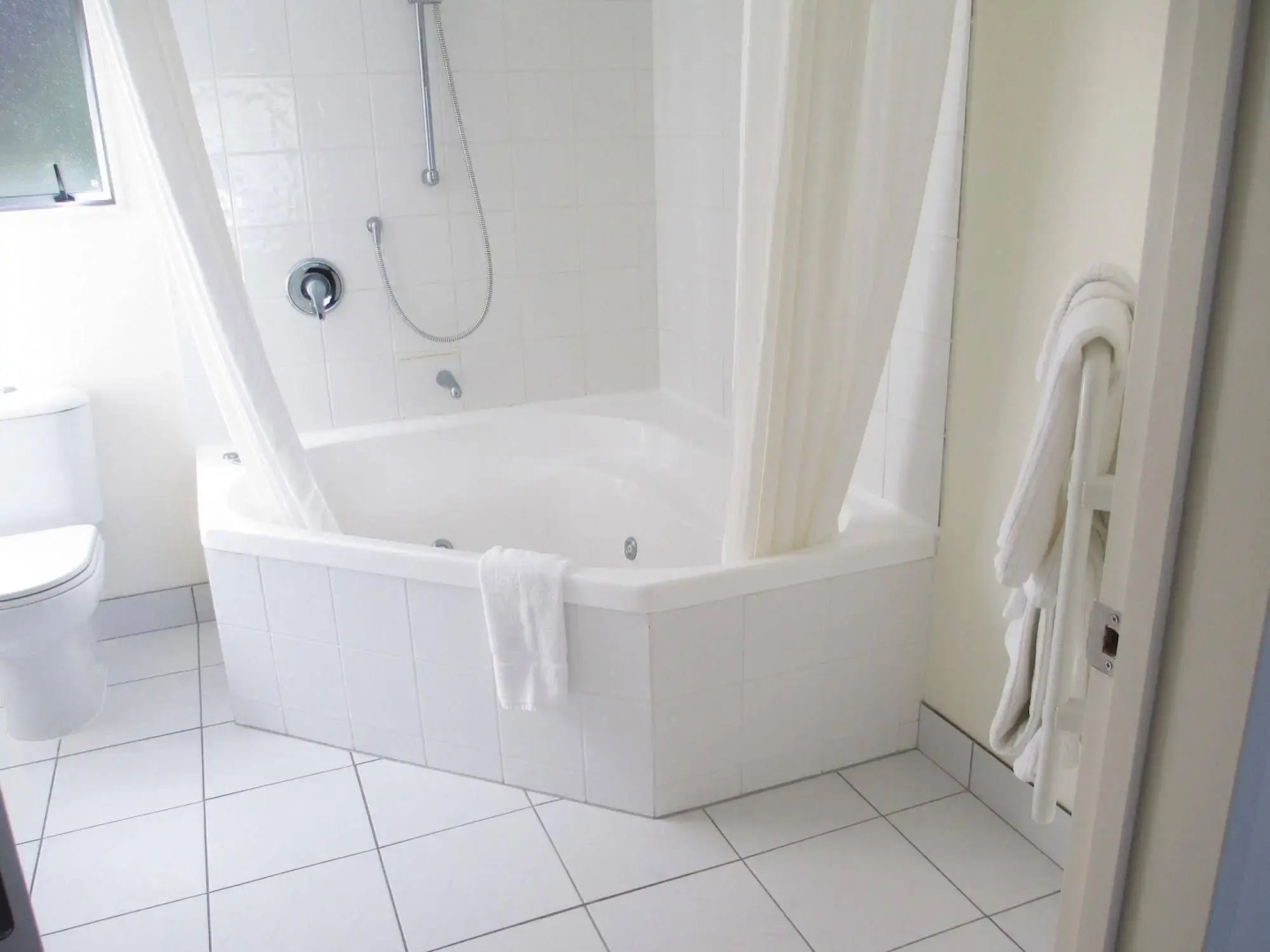 Bay Crest Motor Lodge