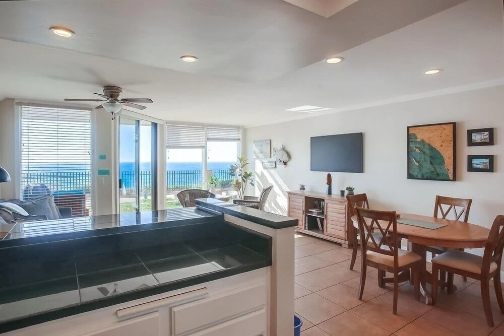 Oceanfront 1 bedroom, Pool, Spa, Beach Access by RedAwning