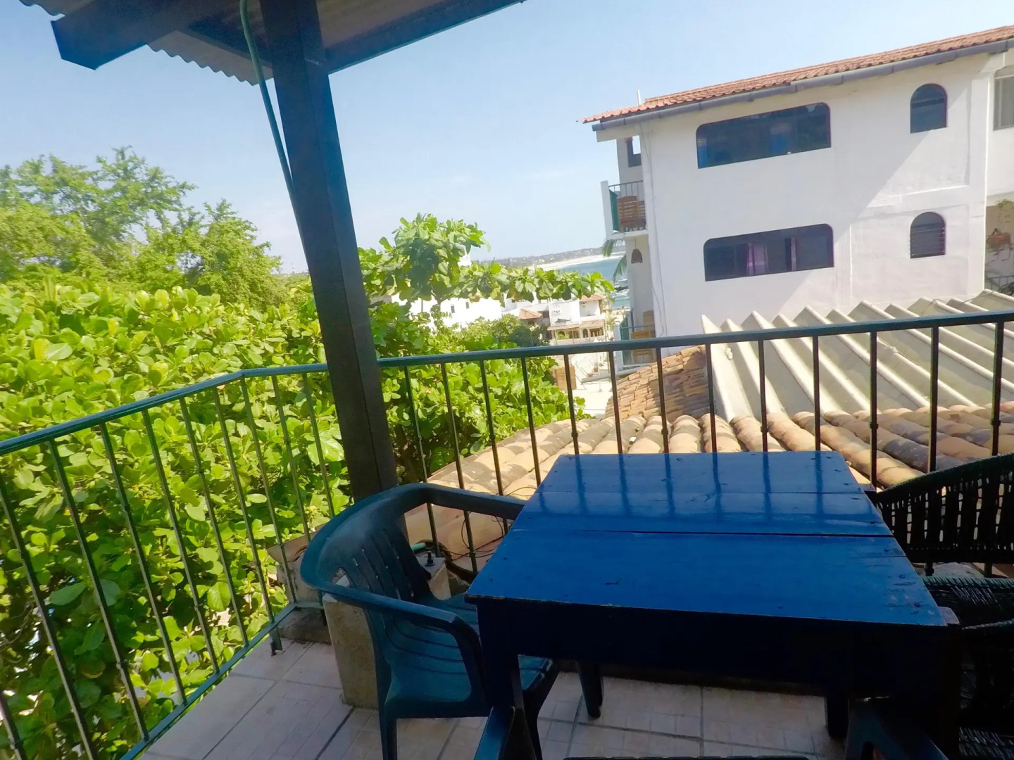 Mayflower Hotel & Hostal