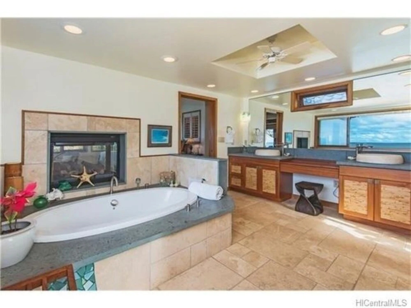 Blue Mahina At Sunset Beach 4 Bedroom Home by RedAwning