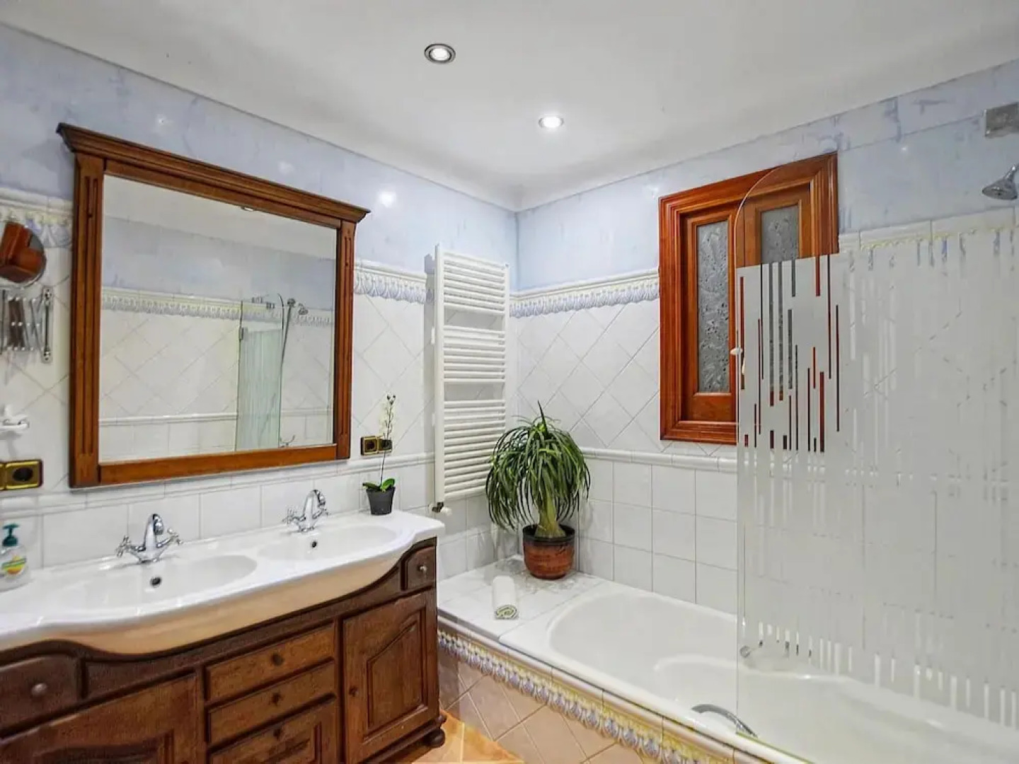 Luxurious Villa Perfect for Large Families, Near the Beach