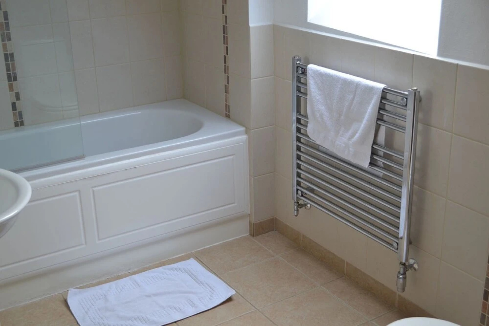 Beautifully converted 400-year-old threshing barn. Pet-friendly.