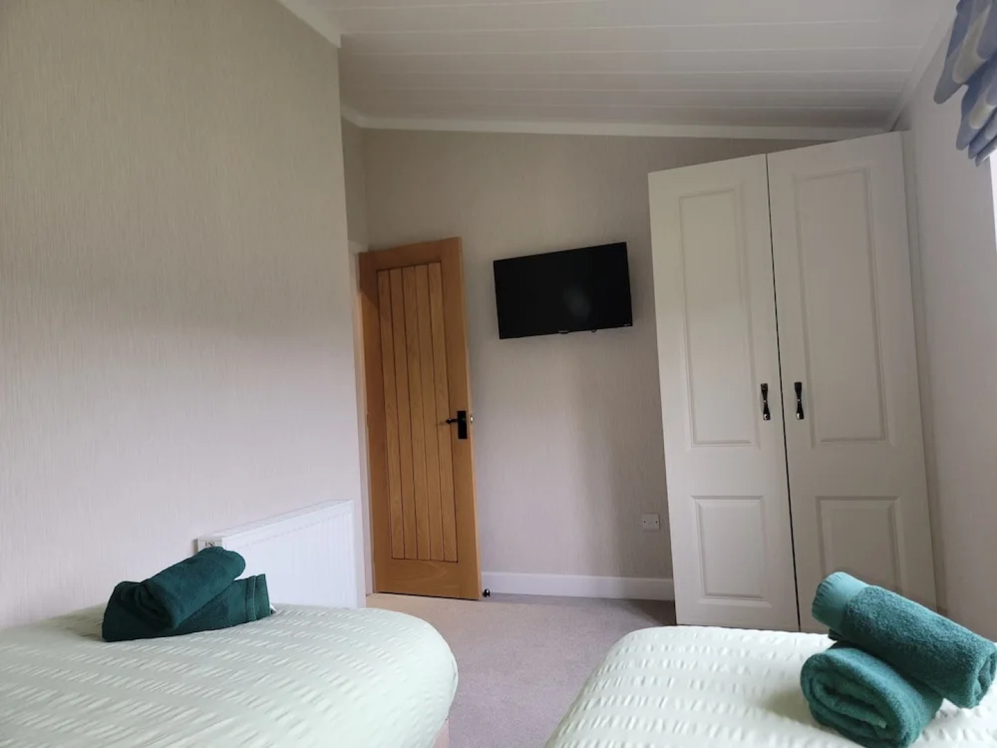 Luxury 2-bed Lodge in Routh, Sleeps 4 With Hot Tub