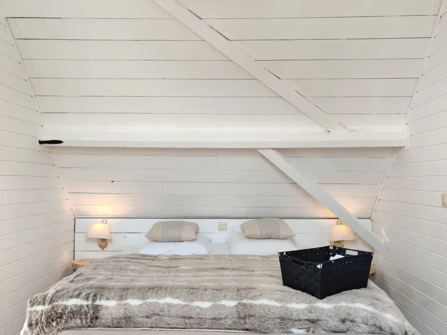 Pleasant Holiday Home in West Flanders with Enclosed Garden & Hot Tub