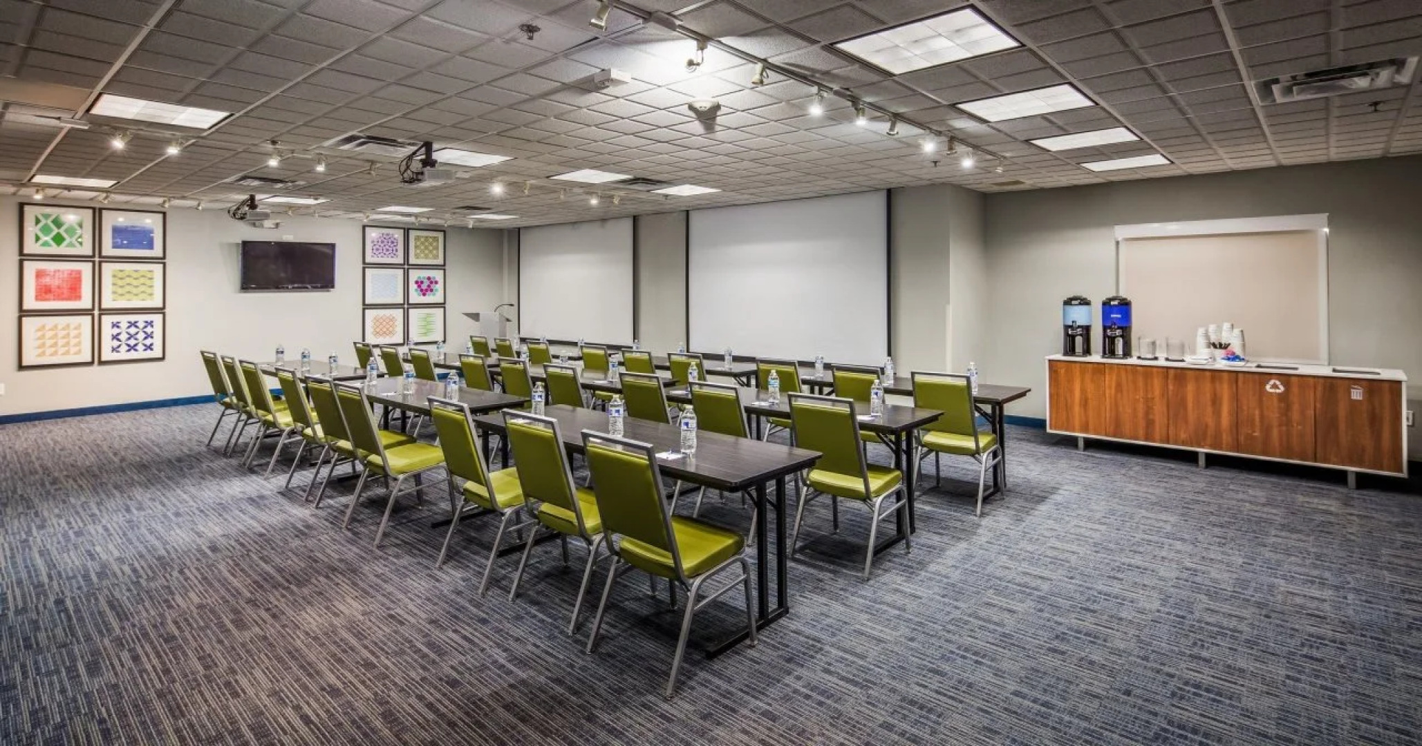 Holiday Inn Express & Suites Detroit - Farmington Hills by IHG