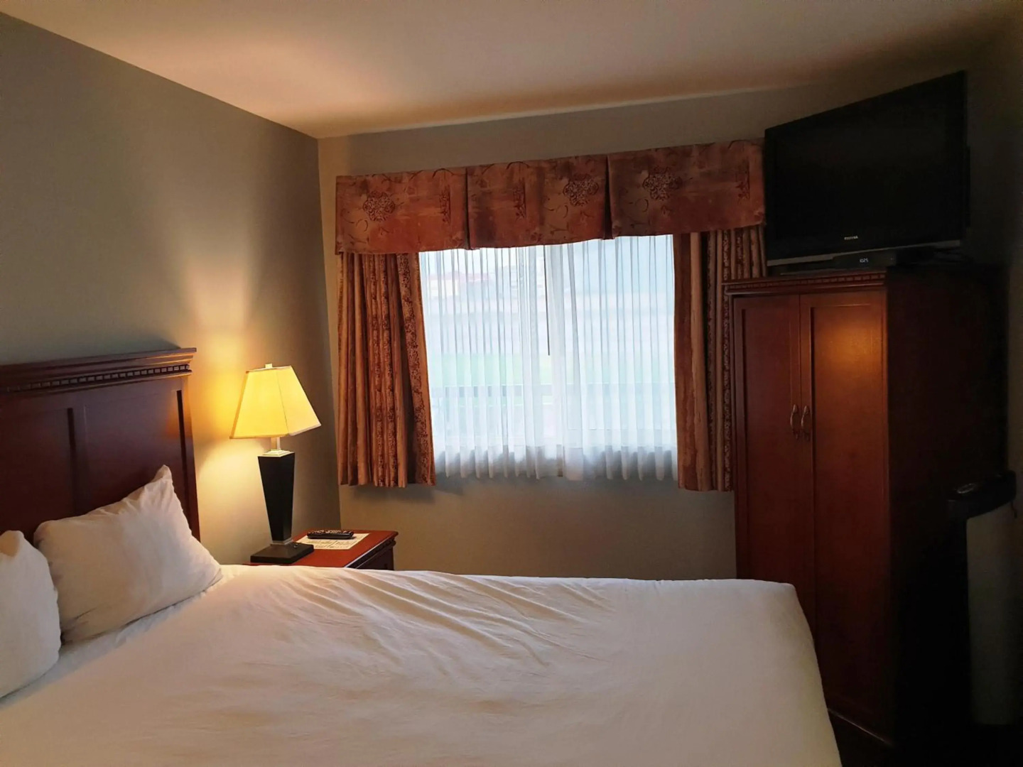 Riverland Inn & Suites