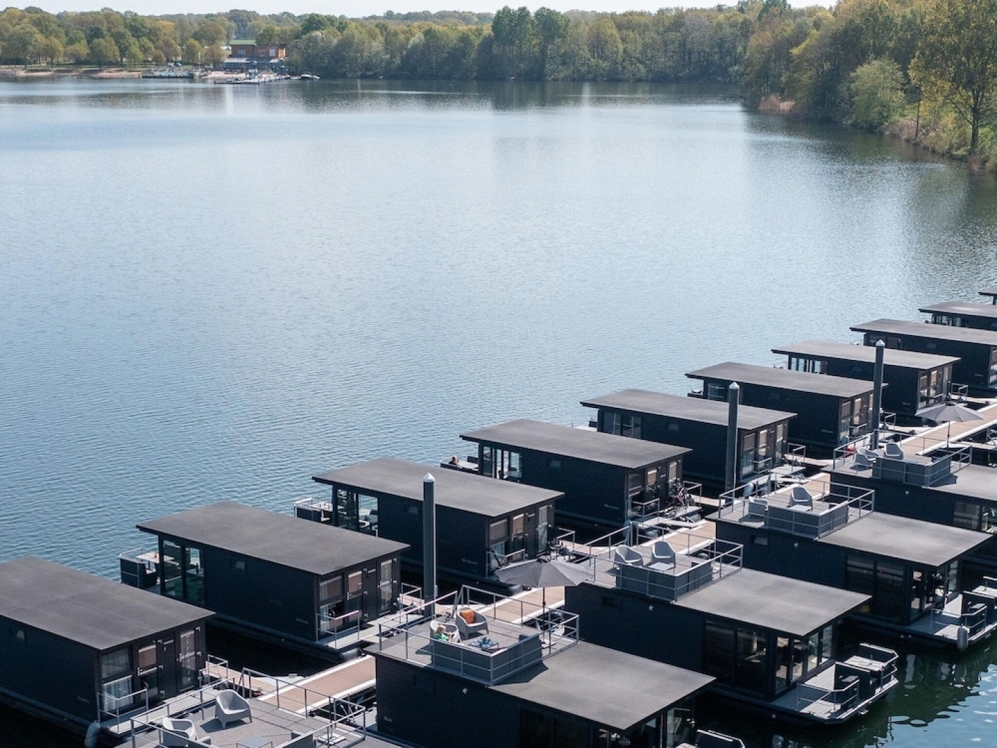 Ultimate Enjoyment in and on the Water in a Luxury Houseboat on the Lake Mooker