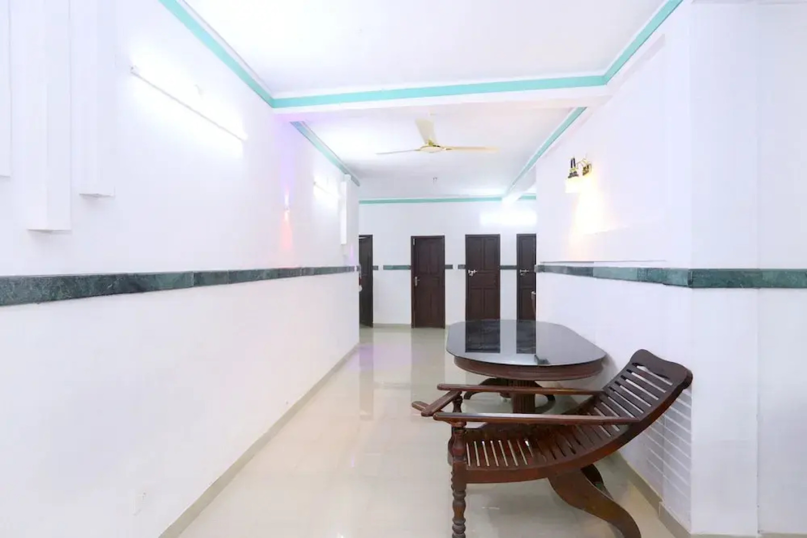 OYO 61270 313s Royal Suites