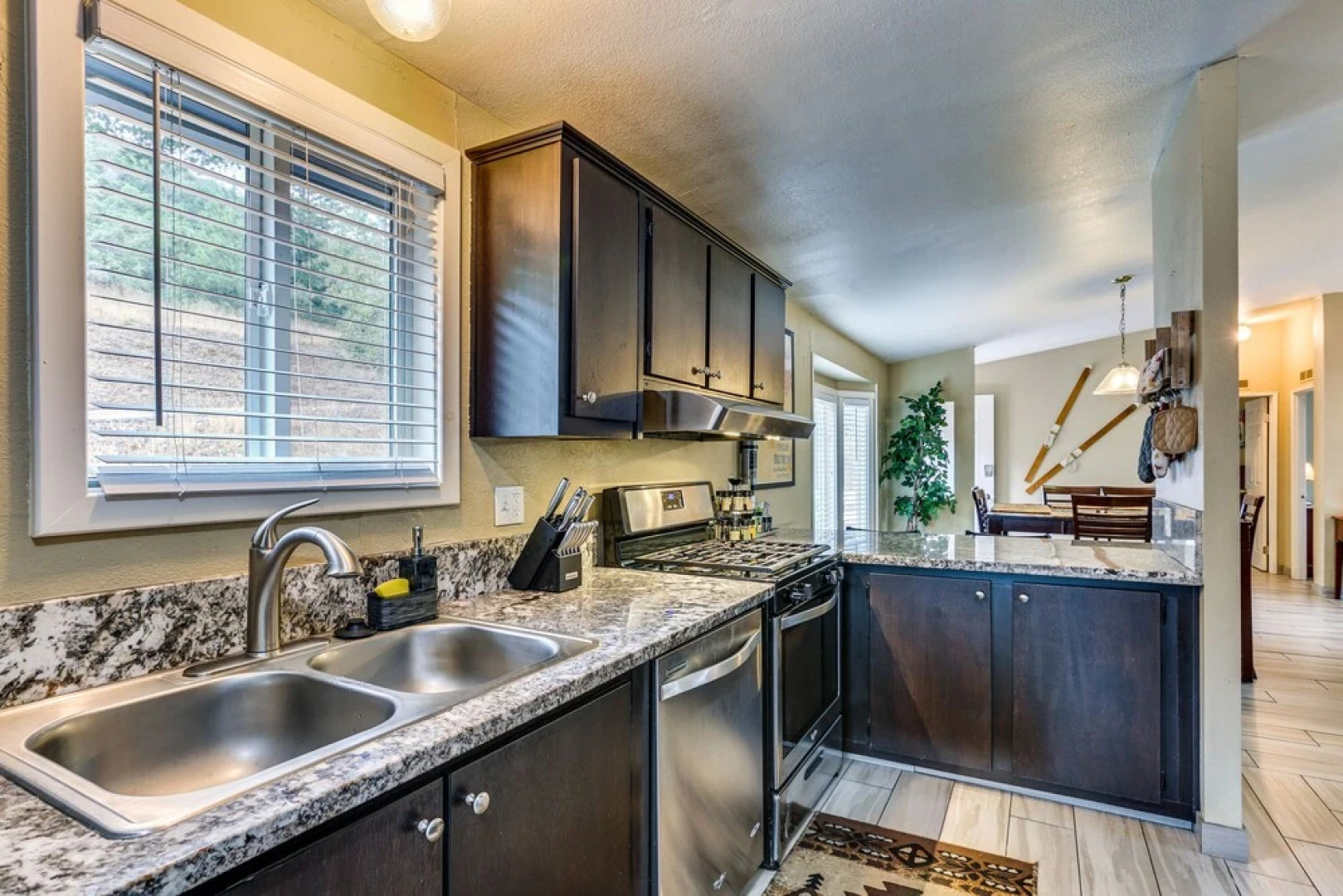 Yosemite Natl Park Getaway: Hot Tub & Mtn Views!