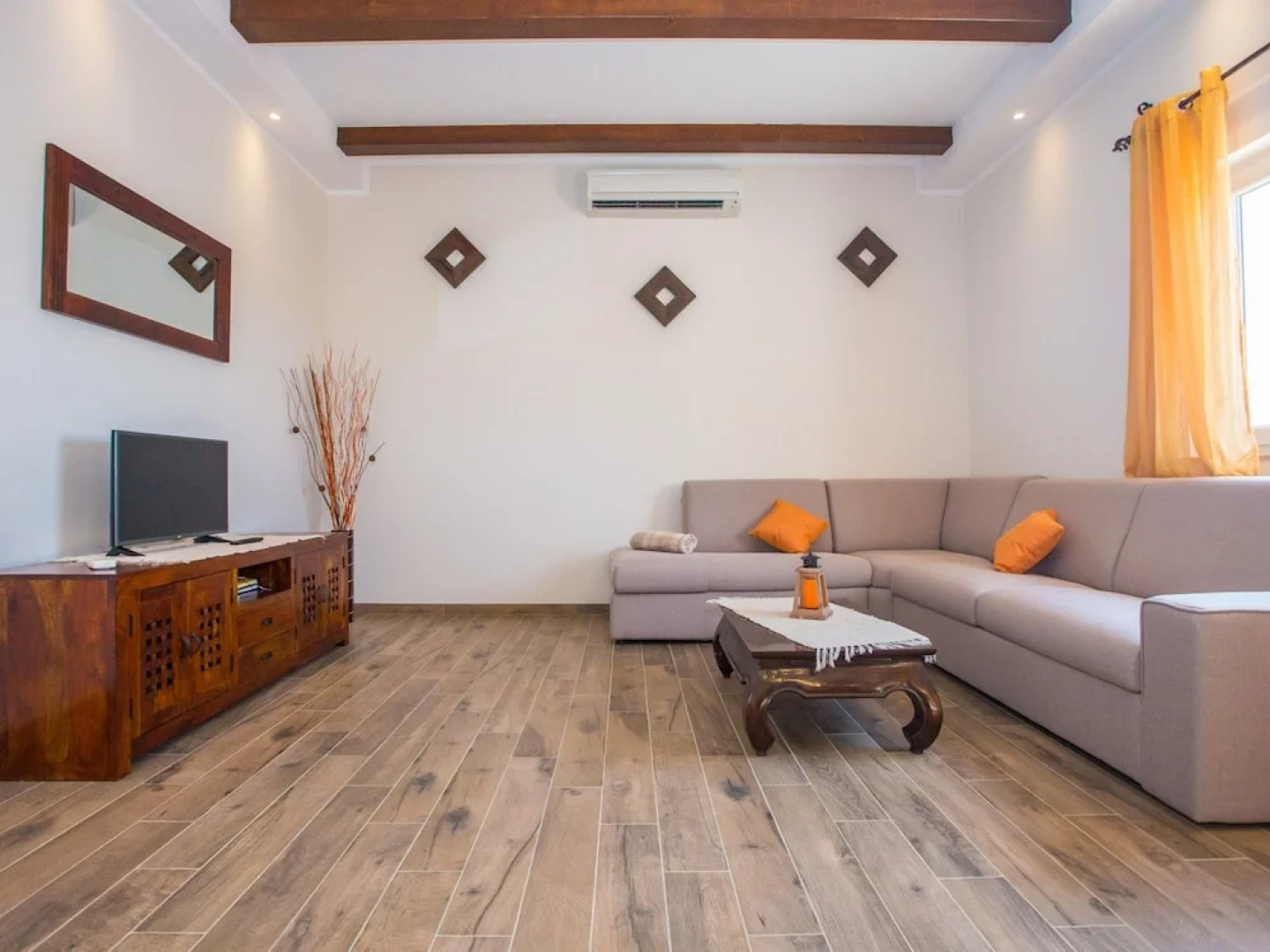 Villa With Large Garden and Pool, Ideal for 8 People, Only 10 Minutes Pula