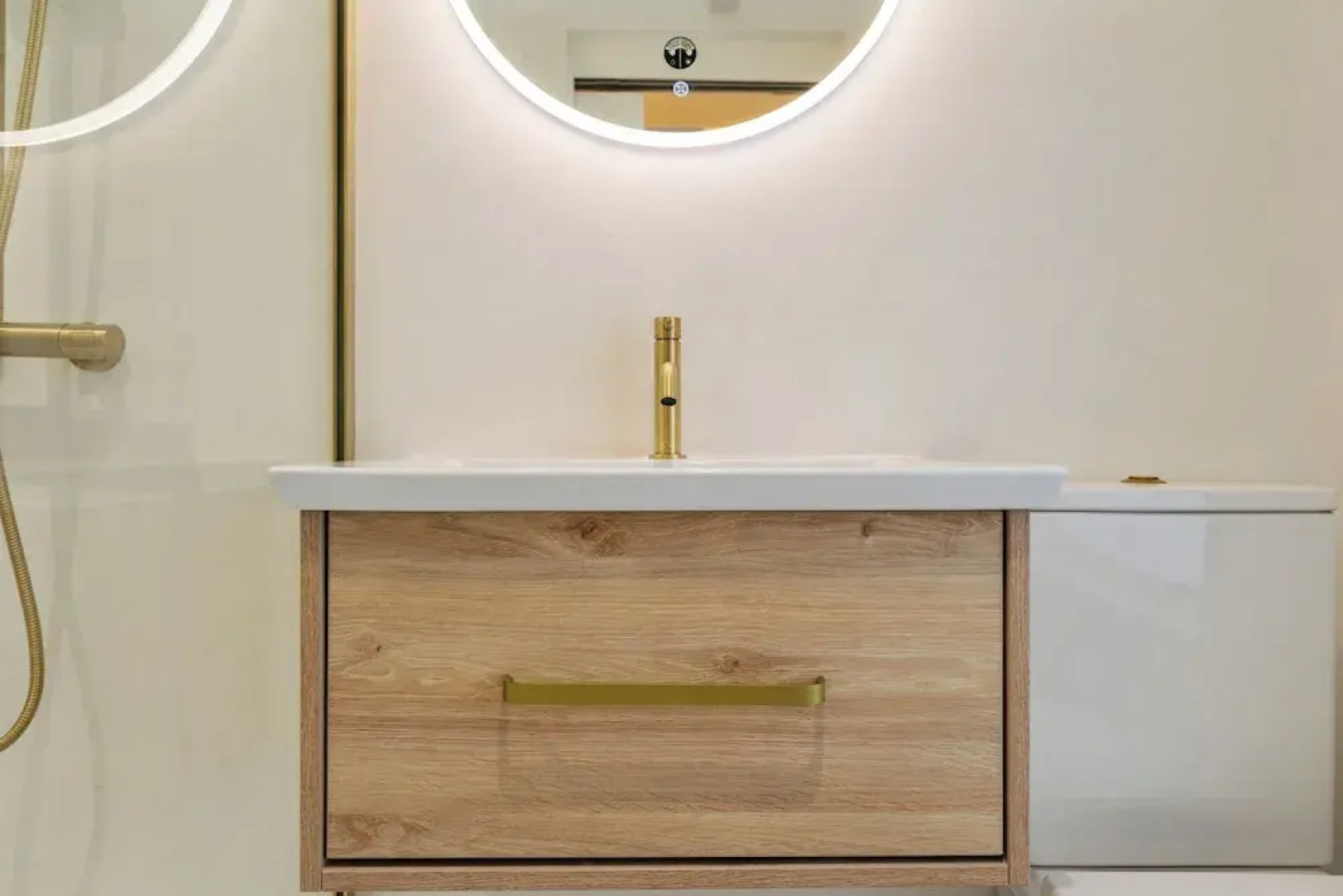 Modern 2-bed Apartment - Sleeps 6 - Seafront View