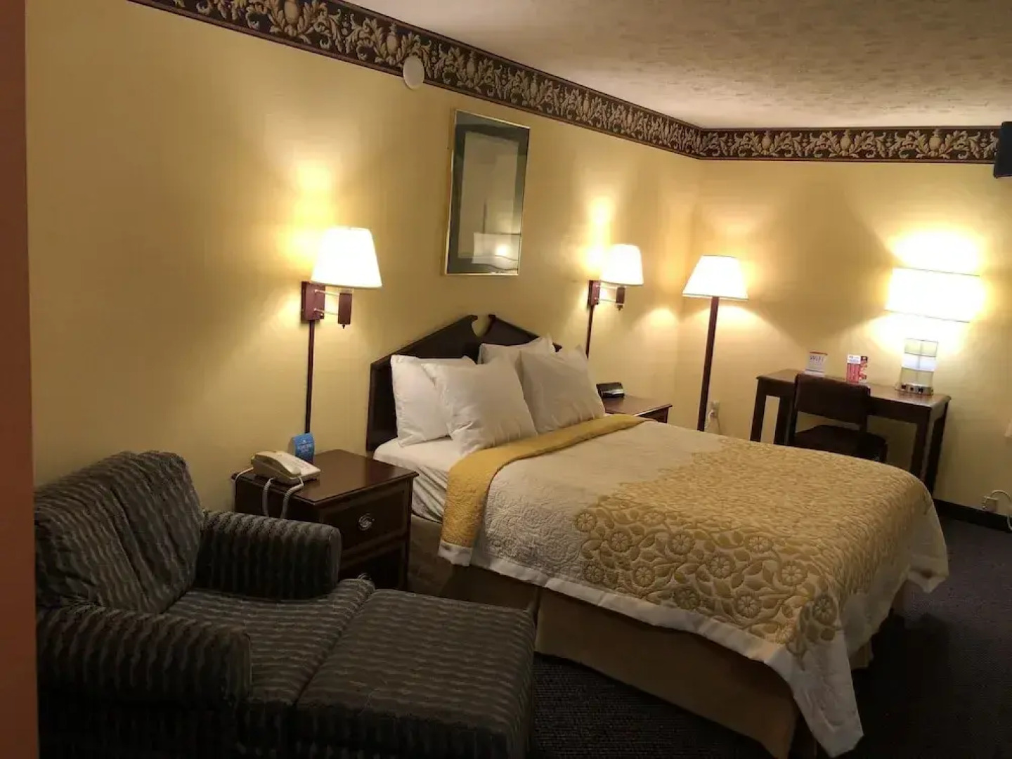 Days Inn And Suites Youngstown / Girard Ohio