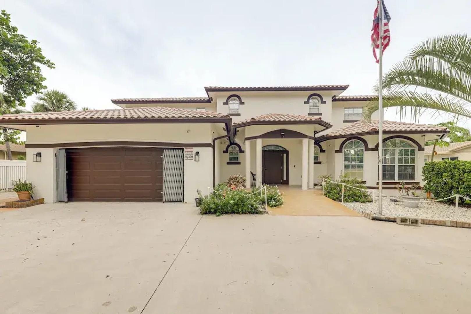 Swim, Barbecue & Game: Home 4 Mi to Pompano Beach!