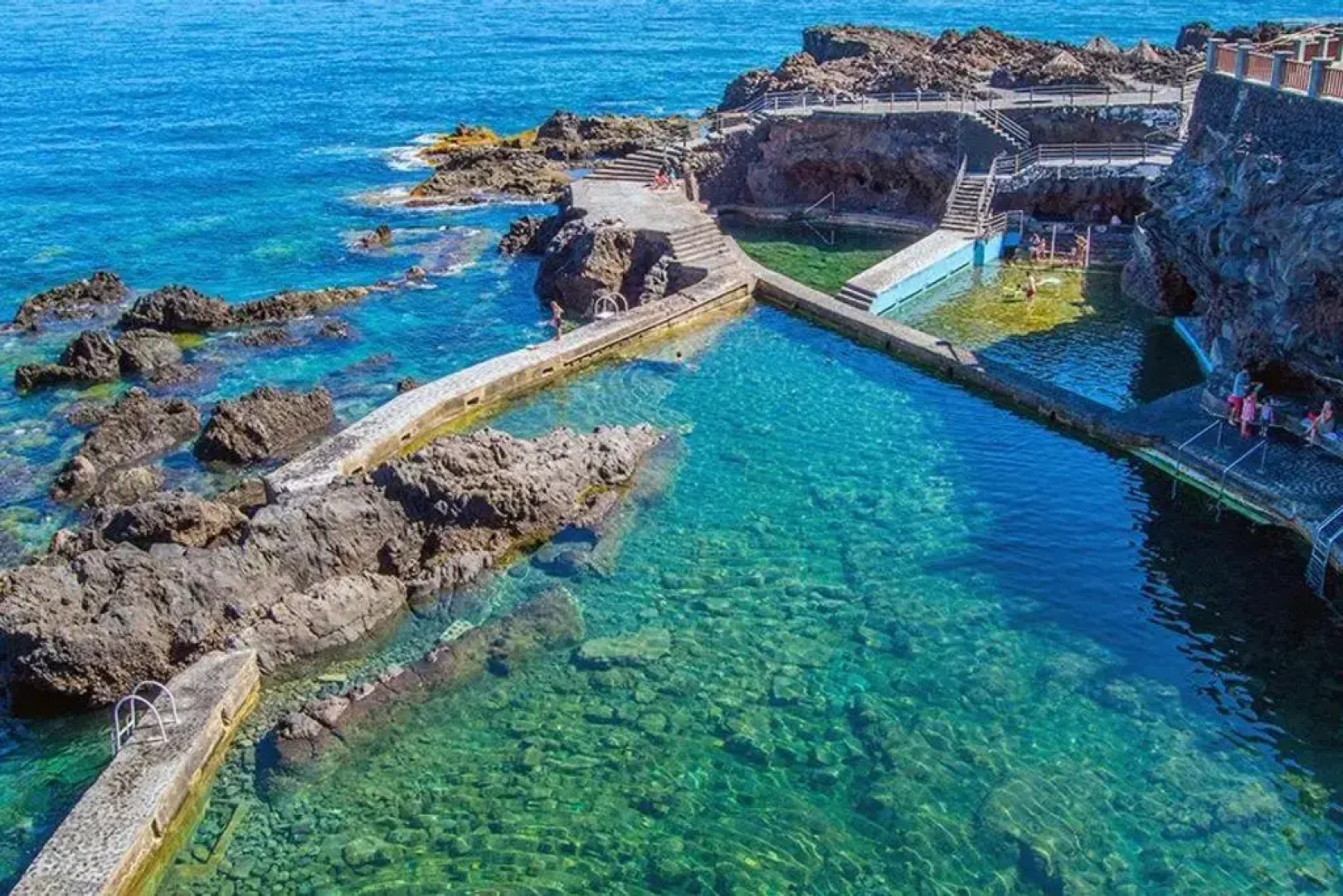 Primera línea en piscinas naturales.