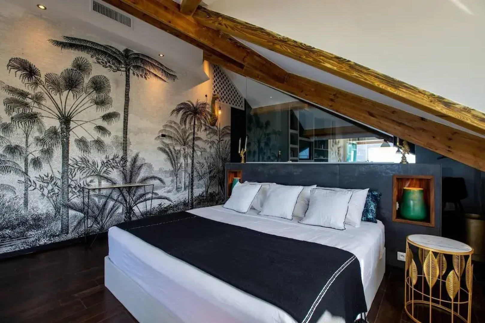 Remarkable 2-bed Apartment in Grand Case