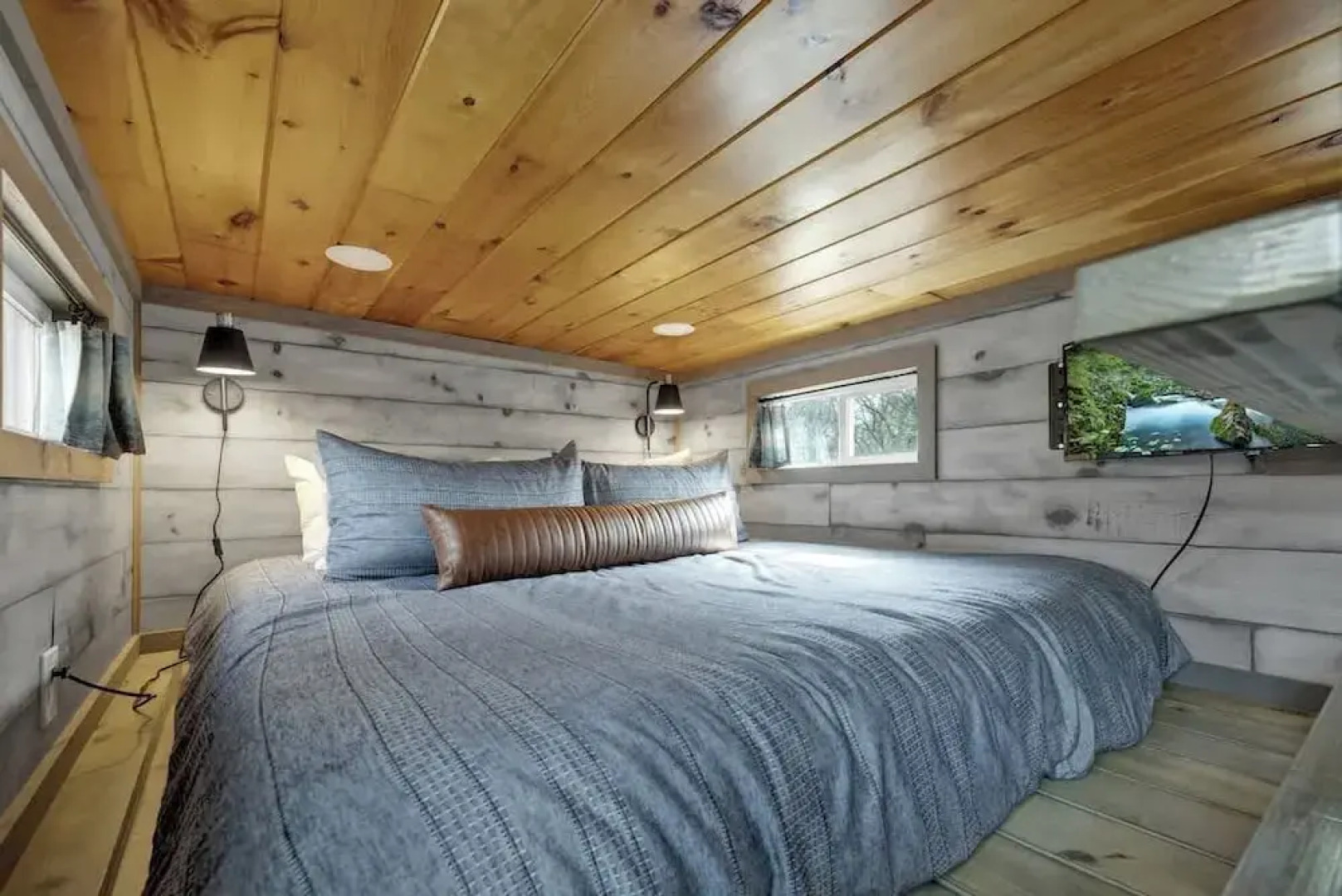 Willie the Modern Tiny Home W/hot-tub & Firetable