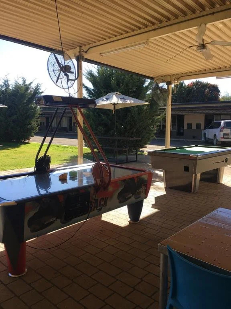 Palm and Pawn Motor Inn