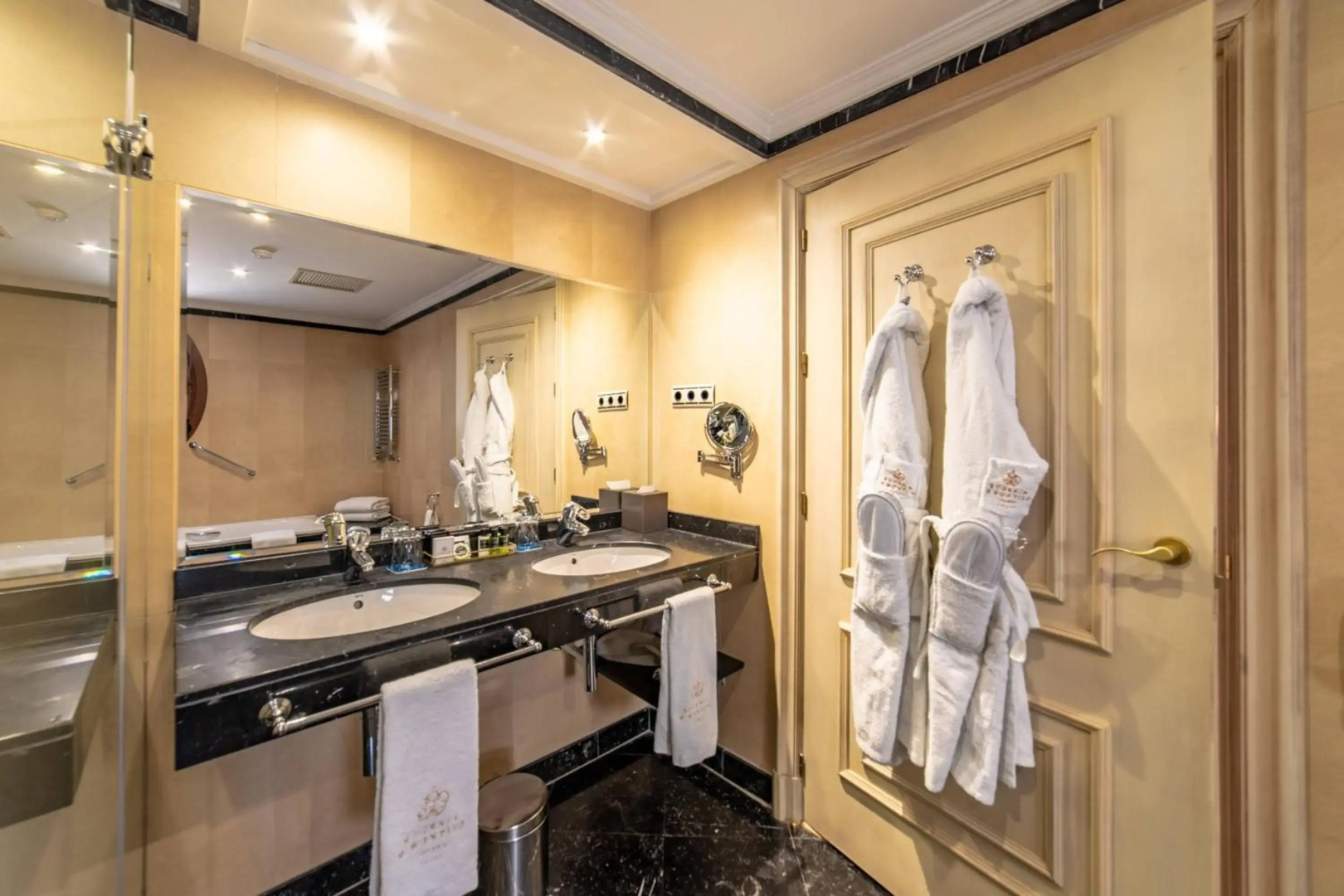 Eugenia de Montijo, Autograph Collection