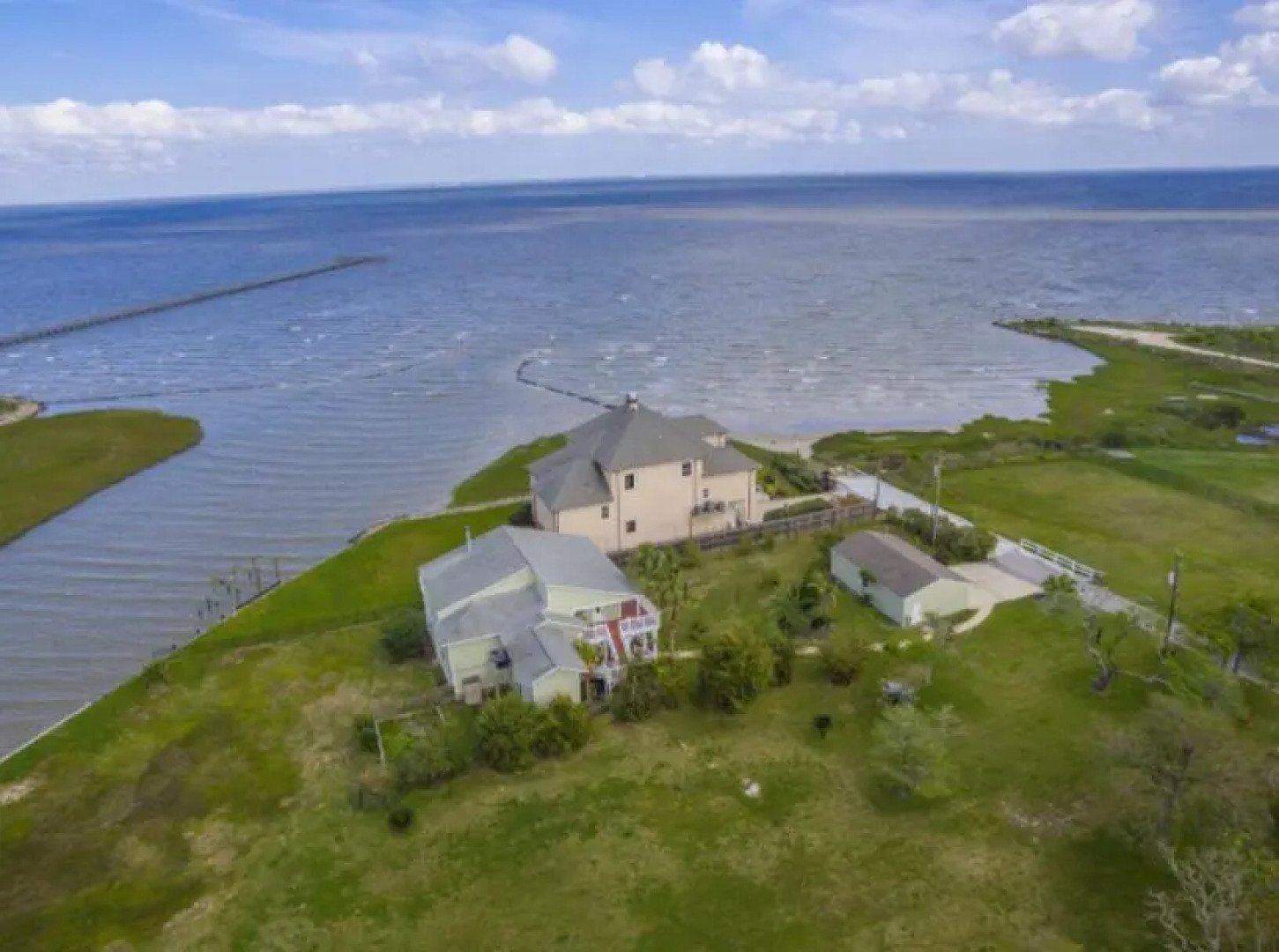 Fun in the Sun in Seabrook Kemah Huge Deck Games Fishing Pet Friendly