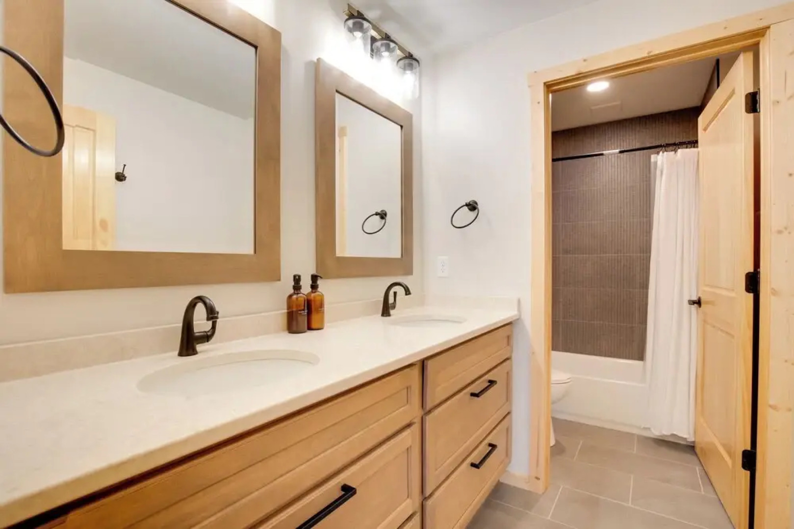 Outdoor Wet Bar: Spacious Eagle River Retreat!