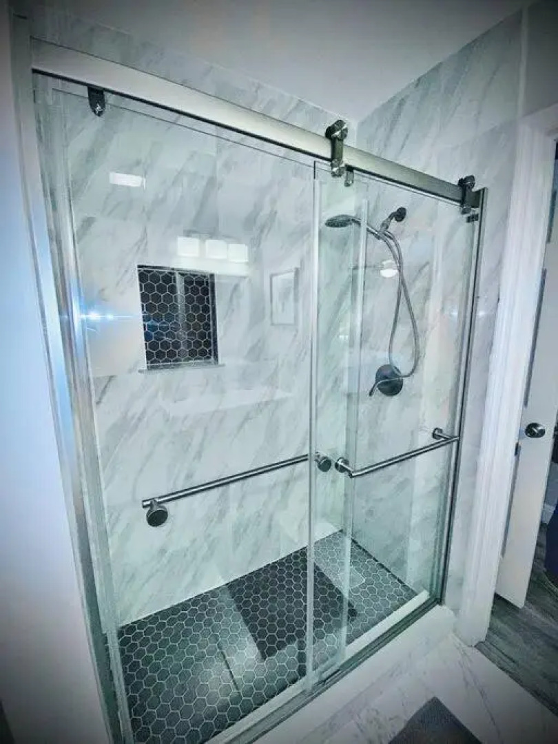 Secret Serenity! Roomy! Pool! 5 min from Beach!