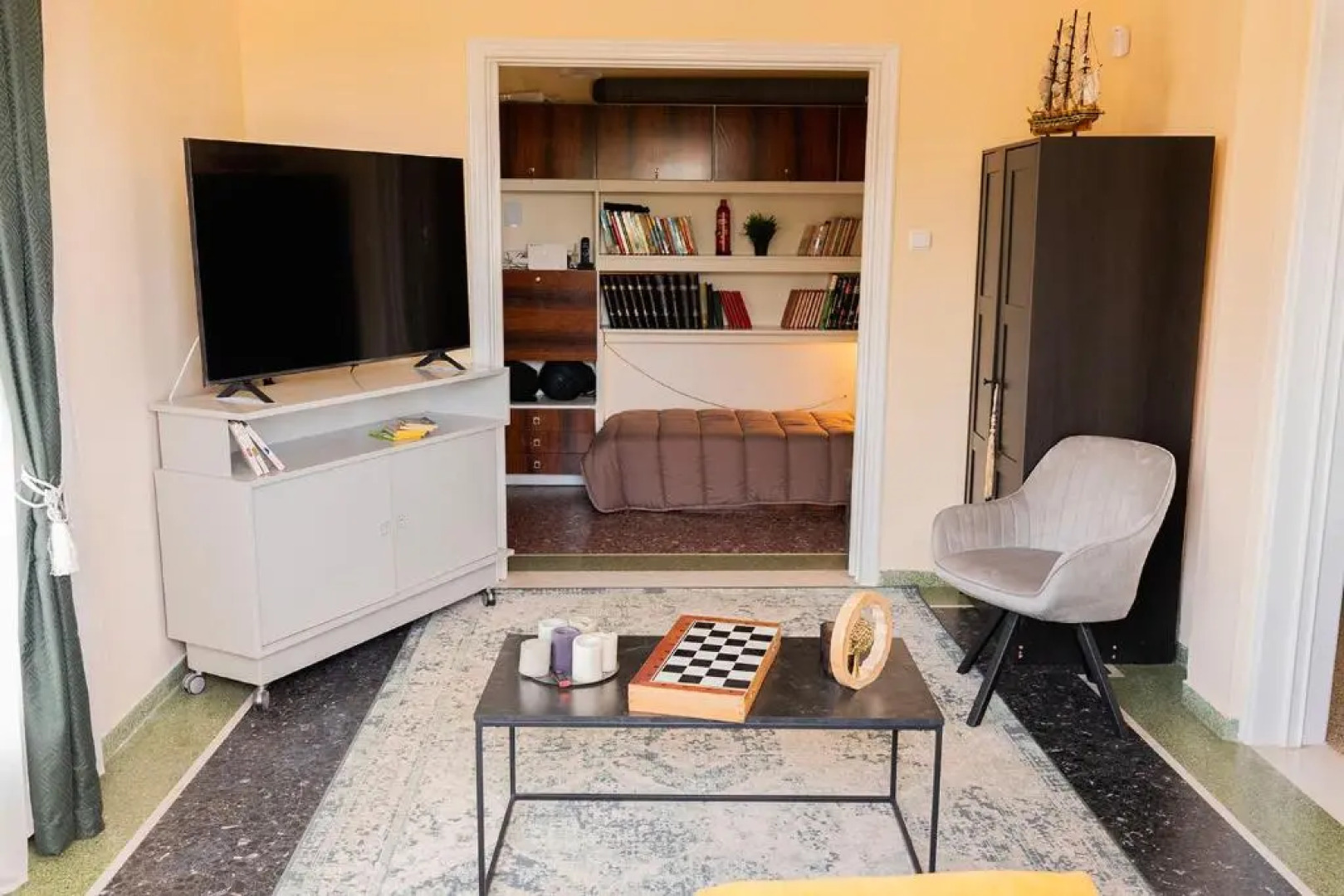 Lovely 1-bdrm condo, balconies 5 min walk to beach