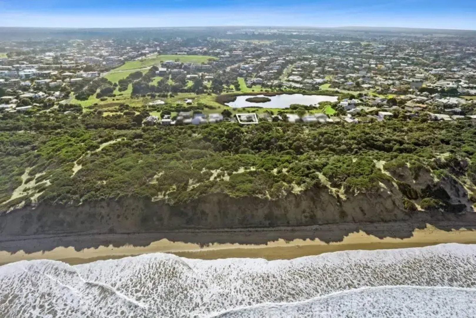 SALTWATER HOUSE - Opposite the beach and views over the lake!