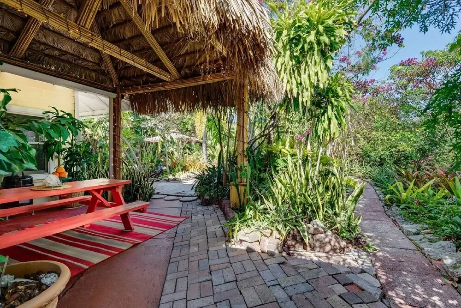 The Secret Garden - The Cottage Near Beach, Shops, Restaurants, Pet Friendly, Close to Lucerne Ave!