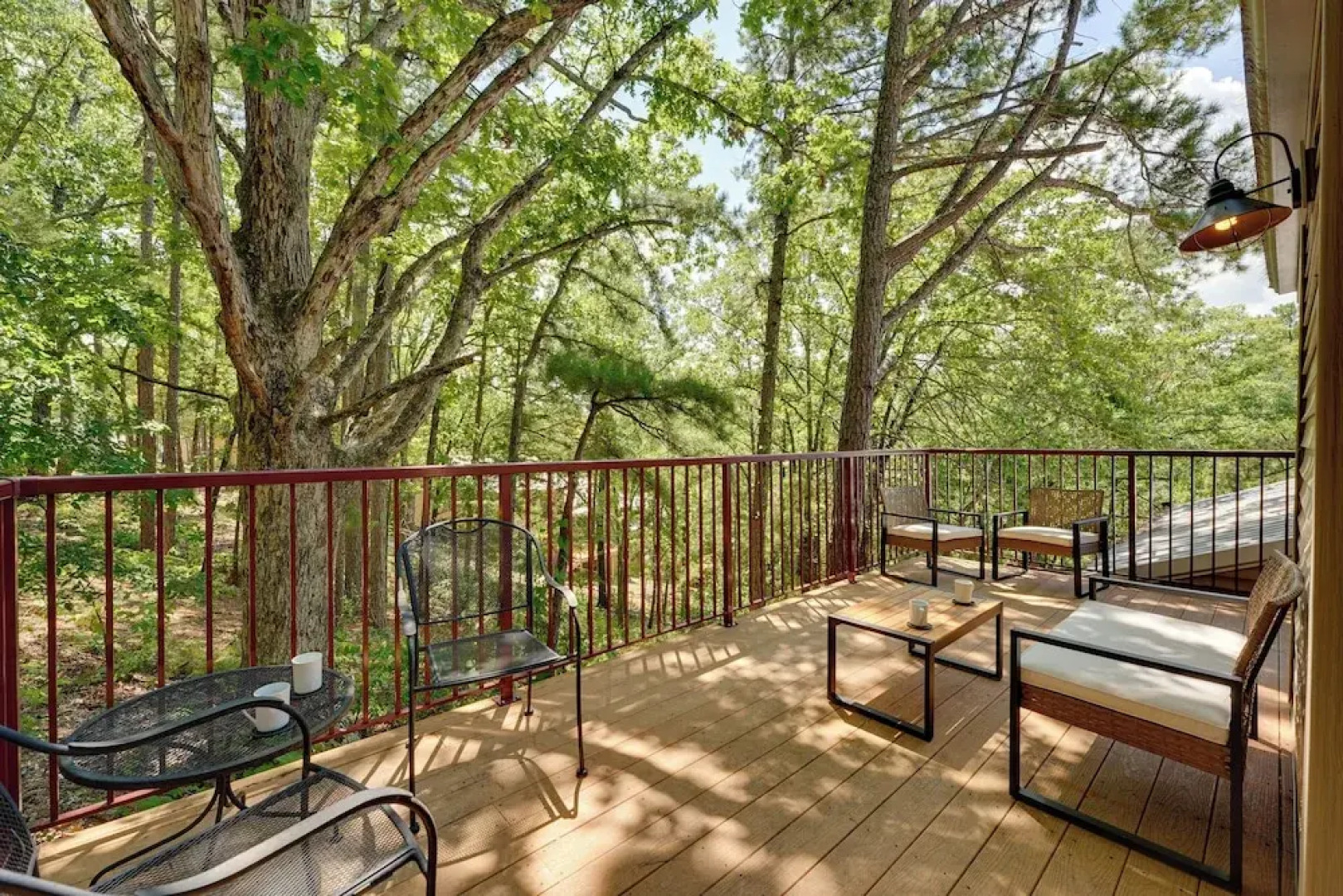 3 Mi to Table Rock Lake: Cozy Cabin in the Woods!