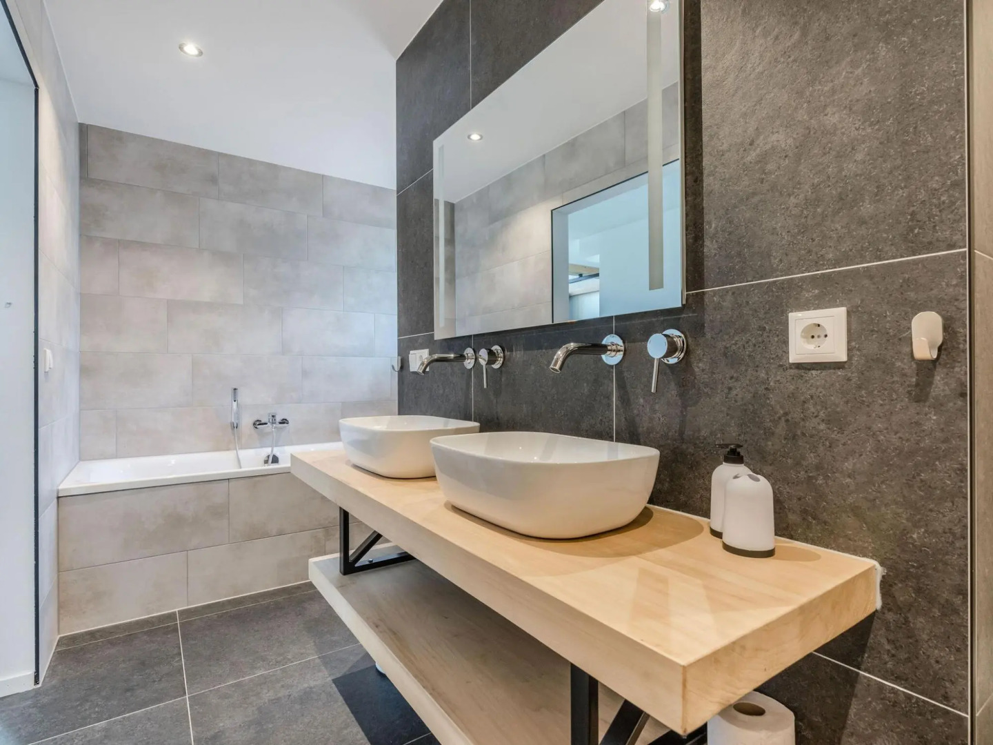 Beautiful house with two bathrooms on a holiday park near Baarle-Nassau