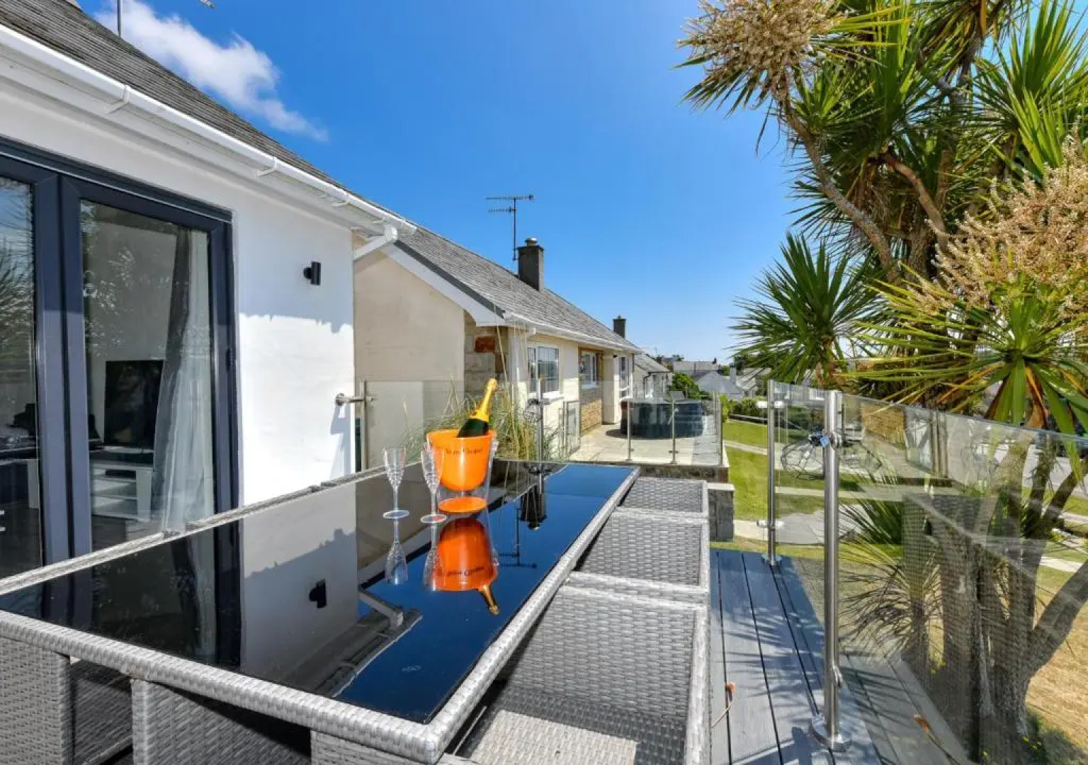 Bryn Rhosyn, 10 Cae Du