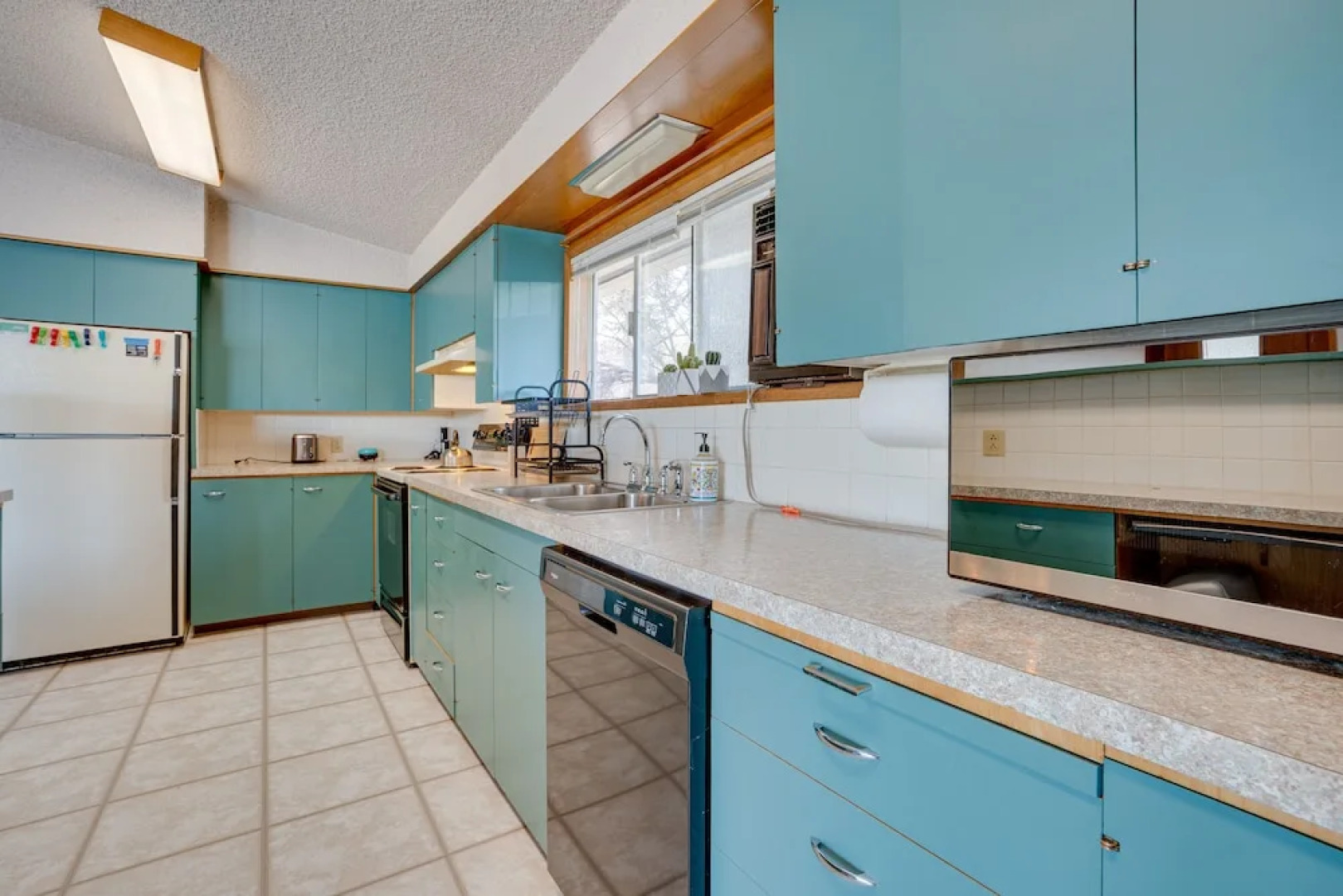 Colorful Lake Chelan Home w/ Saltwater Pool!