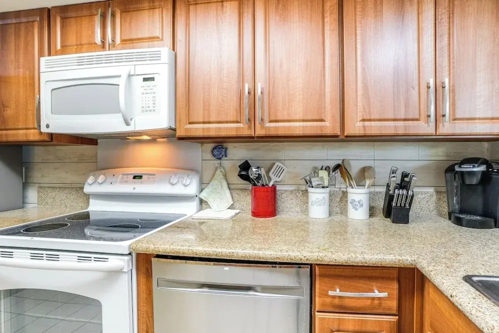 Pool Access & Waterfront Balcony: Hudson Condo!