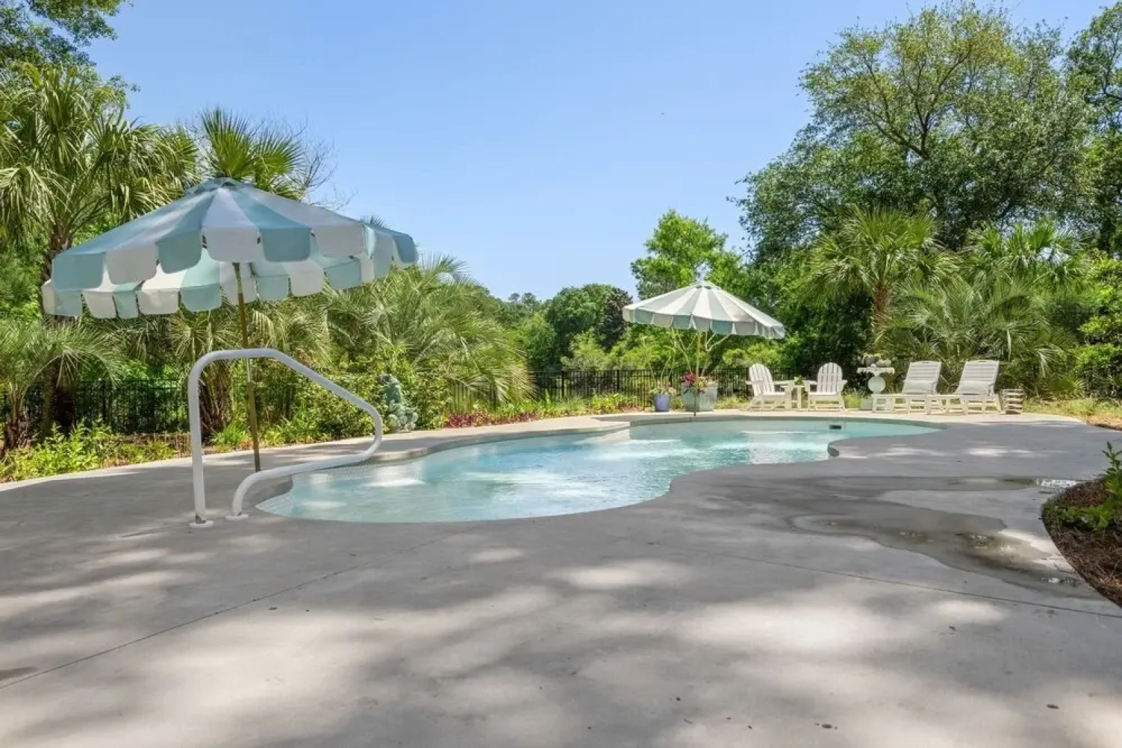 4 bedroom, 4.5 bath overlooking the pond, private pool! The White House 4 Home