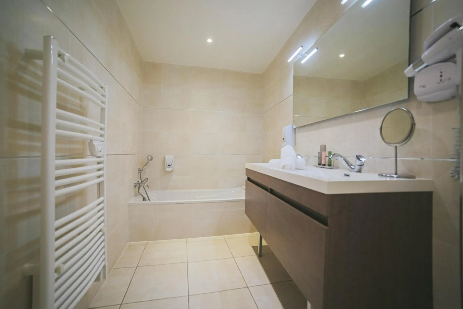 Hôtel Holidays & Work