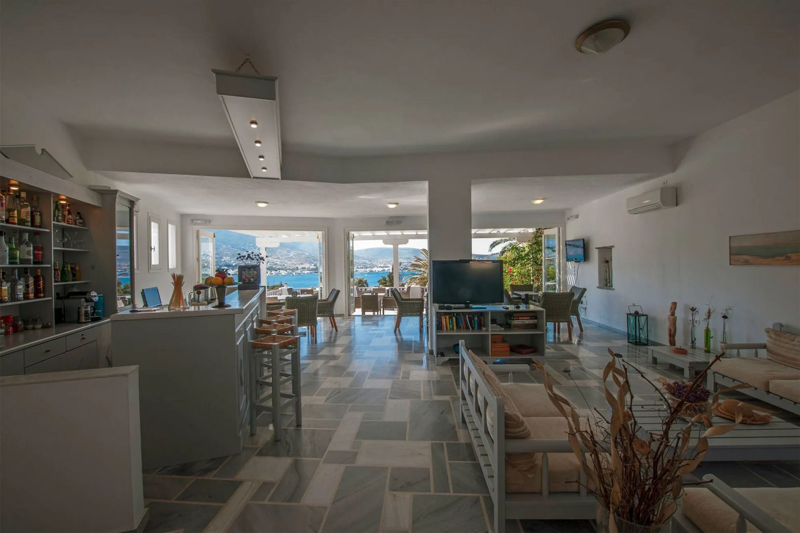 Akrotiri Hotel