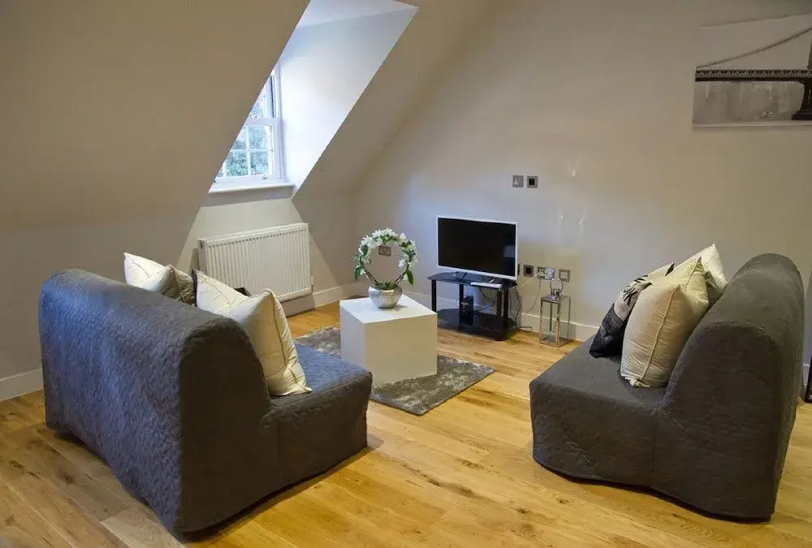 Icon Brentwood City Apartment