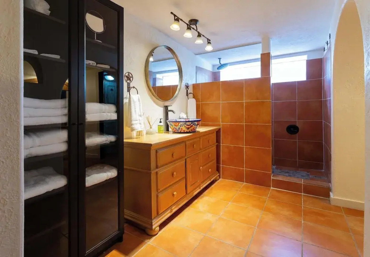 Willie's Hill Country Hideaway - Stay for 8 With Hot Tub & Fire Pit