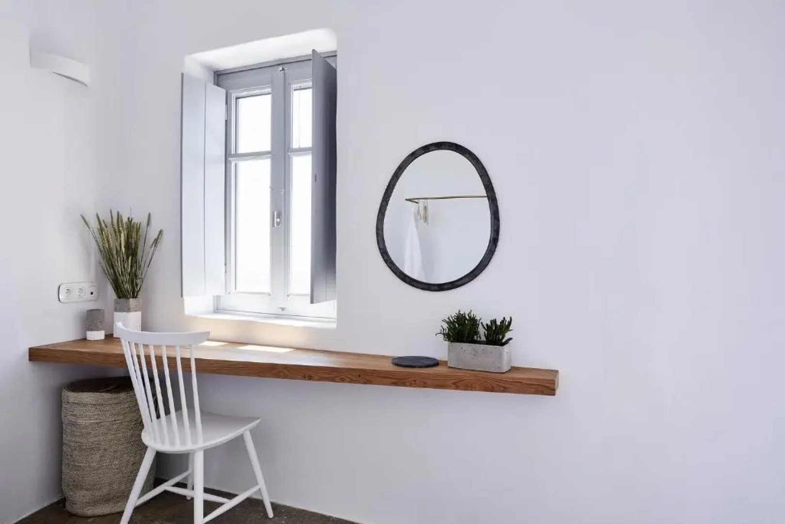 Living Theros Luxury Suites