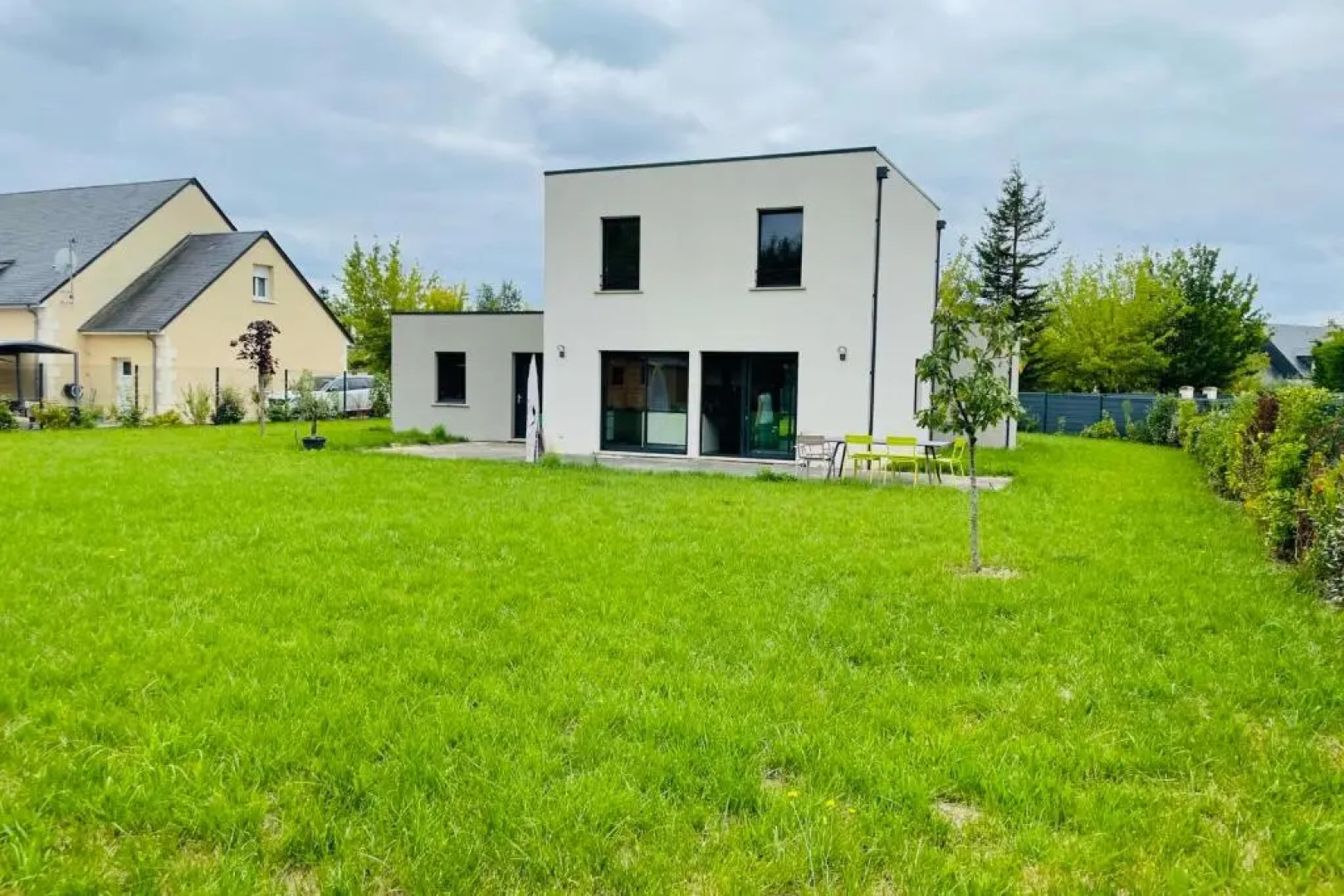Contemporary house with garden in Saint-Cyr-sur-Loire