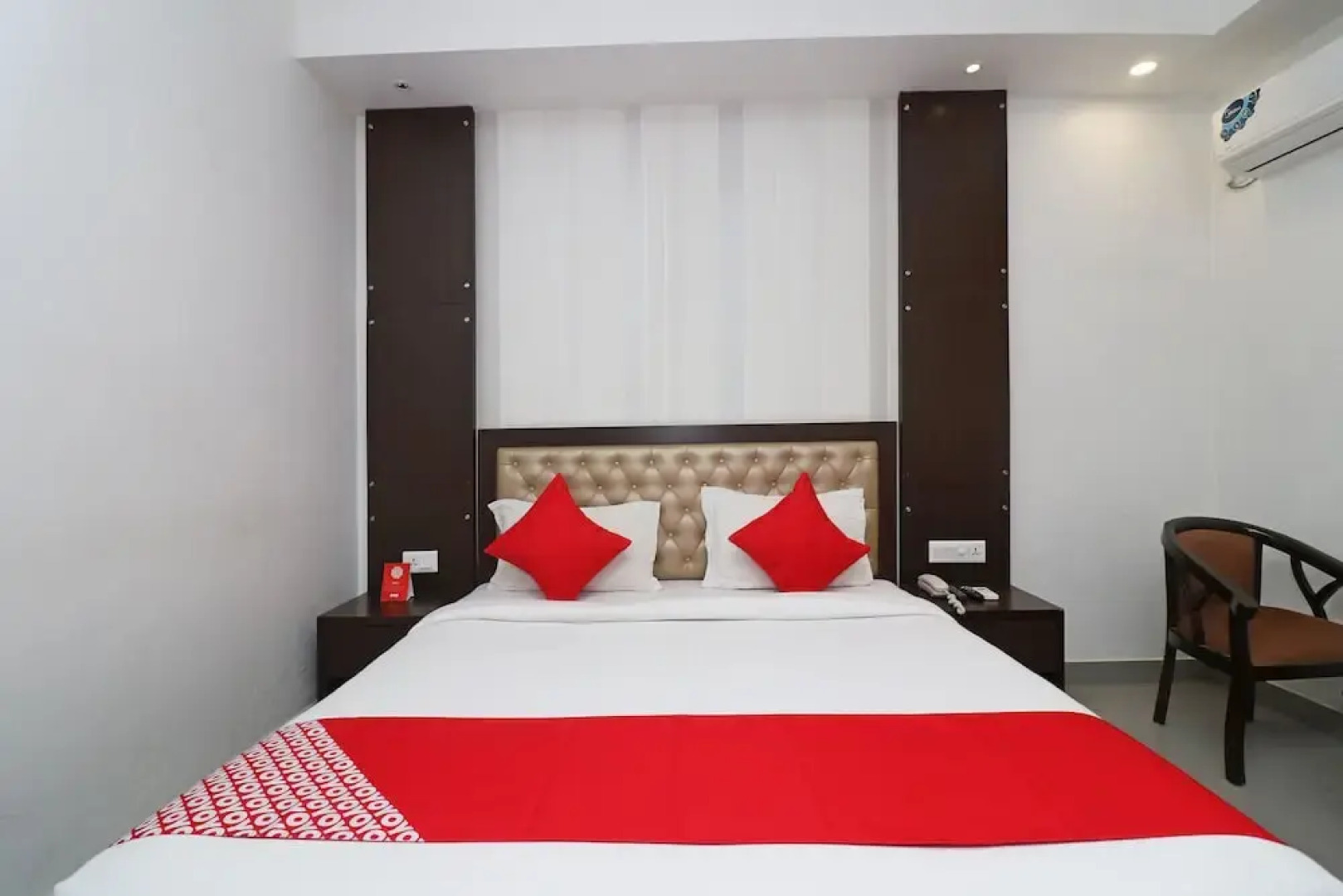 Capital O 18443 Hotel Nano