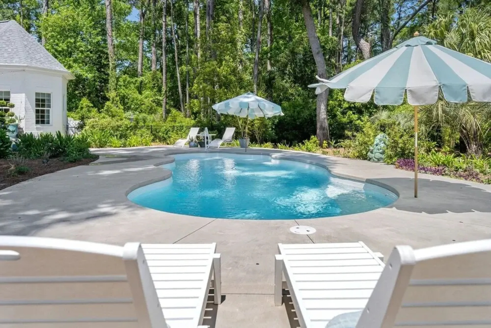 4 bedroom, 4.5 bath overlooking the pond, private pool! The White House 4 Home