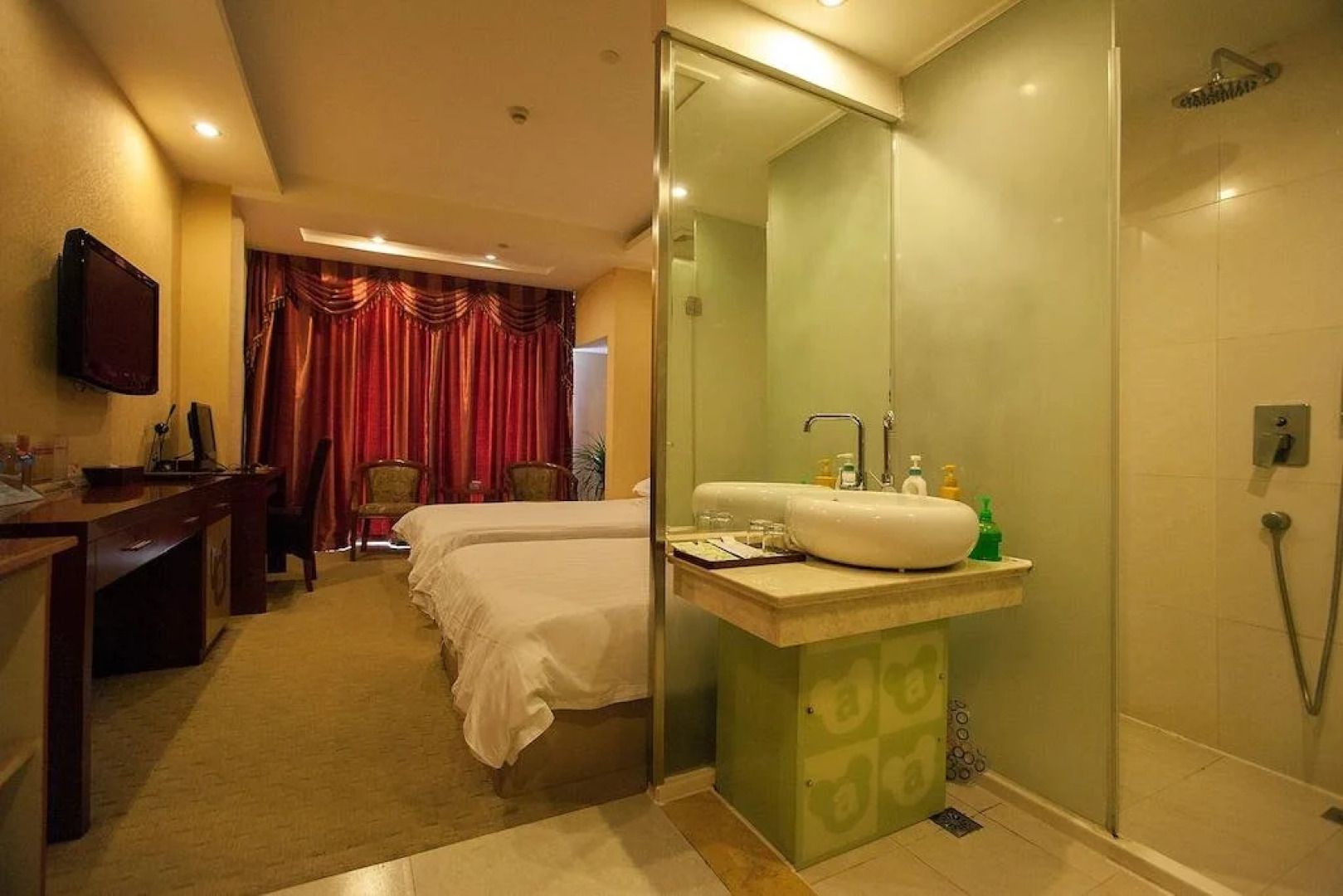 Yiwu Luck Bear Hotel