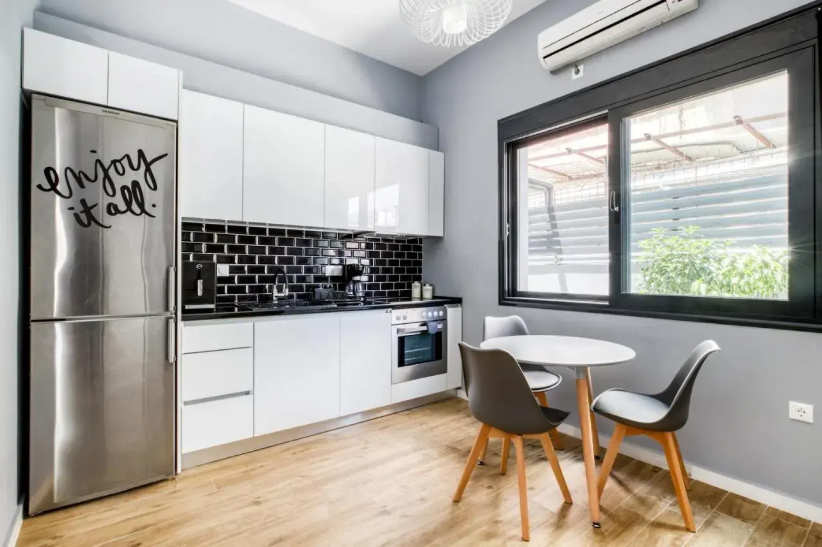 Spacious flat with courtyard and private parking!