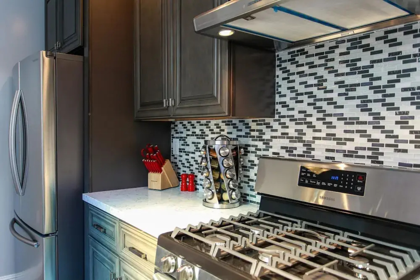 Stylish 2BR Sunset House W Parking by RedAwning