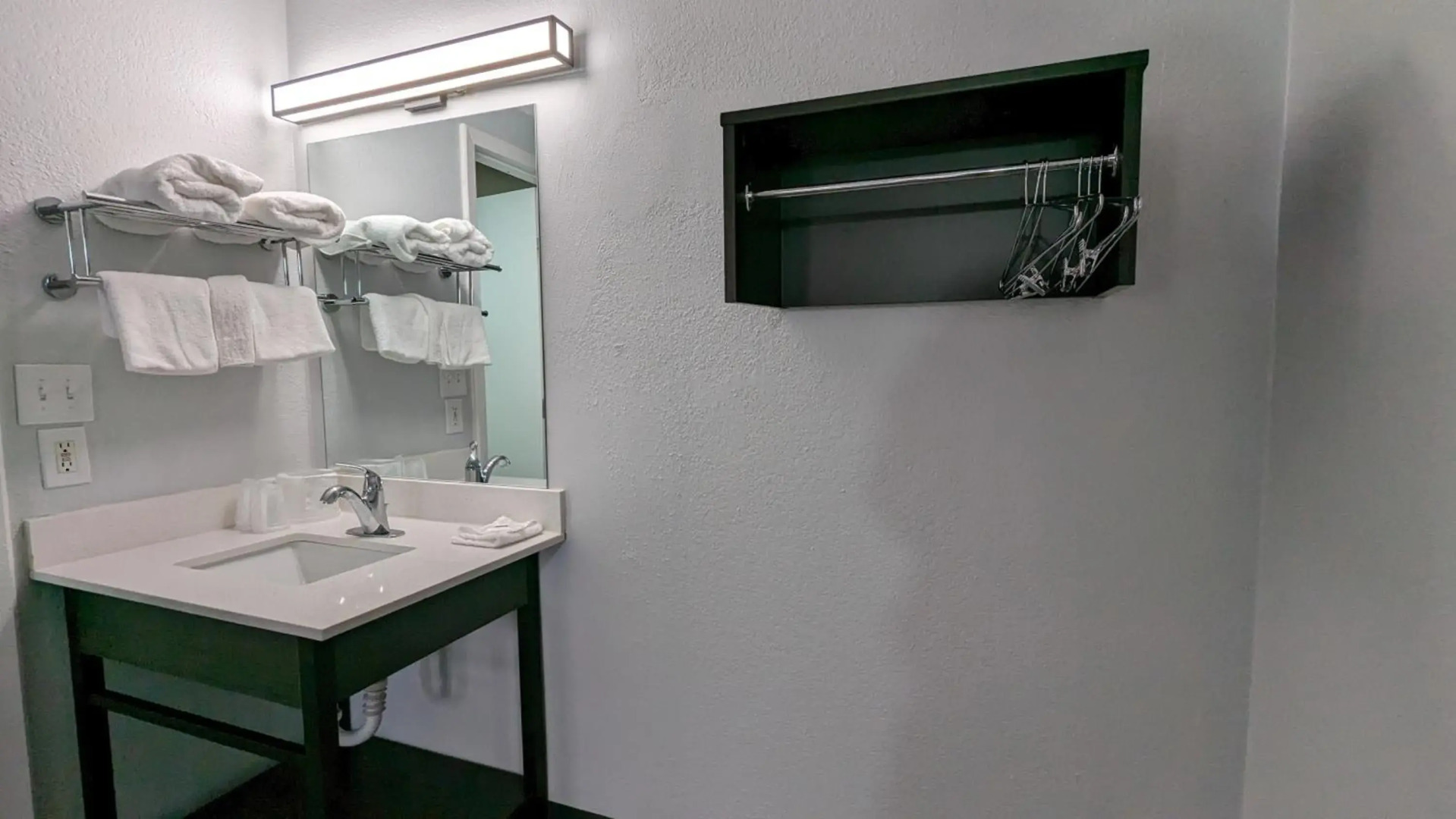 Motel 6 Leominster, MA